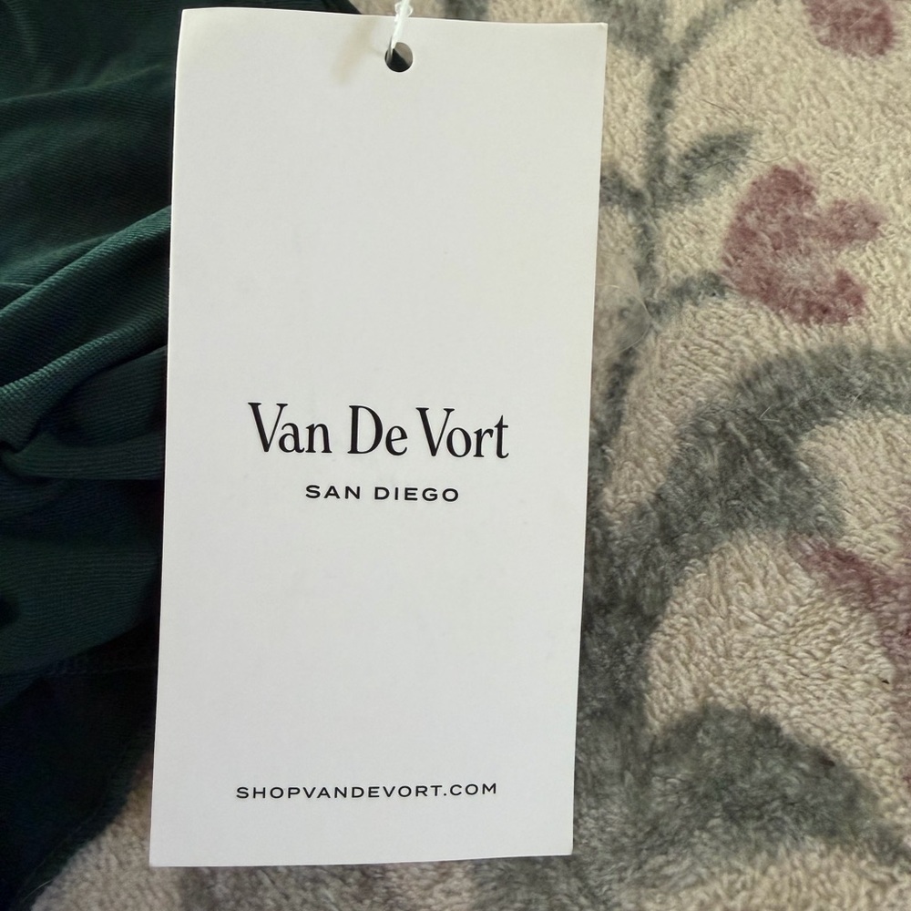 Green Ruffled One-Shoulder Crop Top - Picture 3 of 4